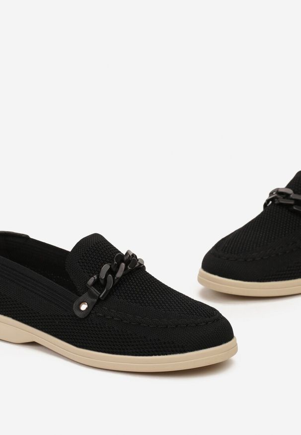 Renee - Czarne Mokasyny z Metalicznym Łańcuchem i Perforacją Mireali. Kolor: czarny. Styl: elegancki