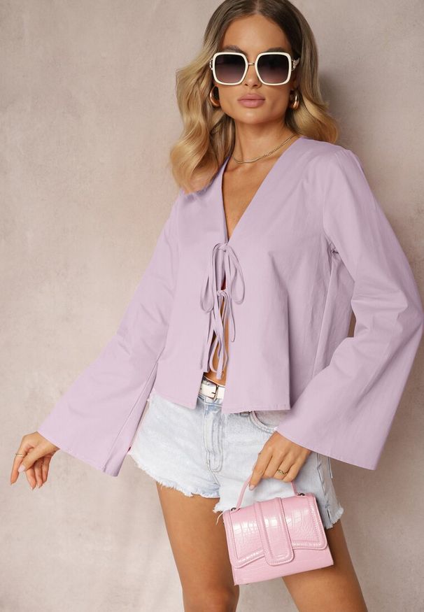 Renee - Fioletowa Bluzka z Bawełny Narzutka z Wiązaniami i Rękawami Typu Nietoperz Delorea. Okazja: na randkę, na co dzień. Typ kołnierza: dekolt w kształcie V. Kolor: fioletowy. Materiał: bawełna. Styl: casual