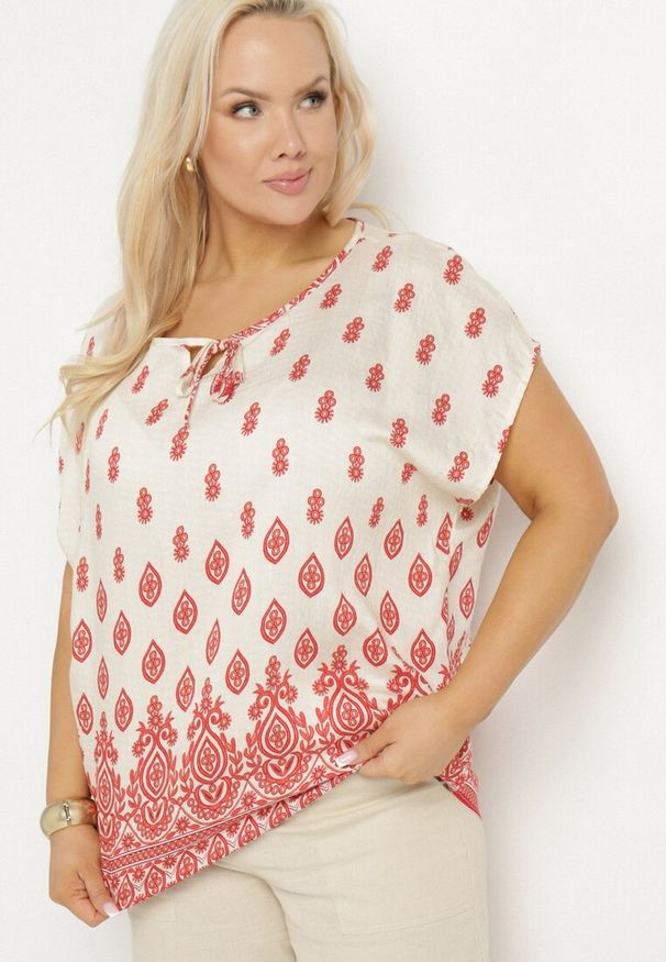 Born2be - Biało-Czerwona Bluzka w Boho Wzór z Wiązaniem przy Dekolcie Jenalia. Kolor: czerwony. Materiał: materiał, jeans. Styl: boho