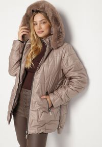 Born2be - Ciemnobeżowa Pikowana Kurtka z Kapturem z Futerkiem Azilma. Okazja: na co dzień, na spacer. Typ kołnierza: kaptur. Kolekcja: plus size. Kolor: beżowy. Materiał: futro. Wzór: aplikacja. Styl: klasyczny, casual #5