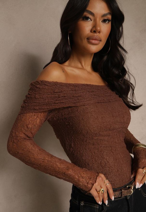 Renee - Brązowa Bluzka Longsleeve z Koronki z Odkrytymi Ramionami Unarda. Kolor: brązowy. Materiał: koronka. Długość rękawa: długi rękaw. Długość: krótkie. Wzór: koronka