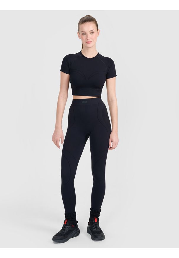 4f - 4F Crop-top treningowy slim bezszwowy damski - czarny M/L. Kolor: czarny. Materiał: skóra, dzianina, materiał, syntetyk, włókno. Długość rękawa: krótki rękaw. Długość: krótkie. Wzór: gładki, ze splotem. Sport: fitness