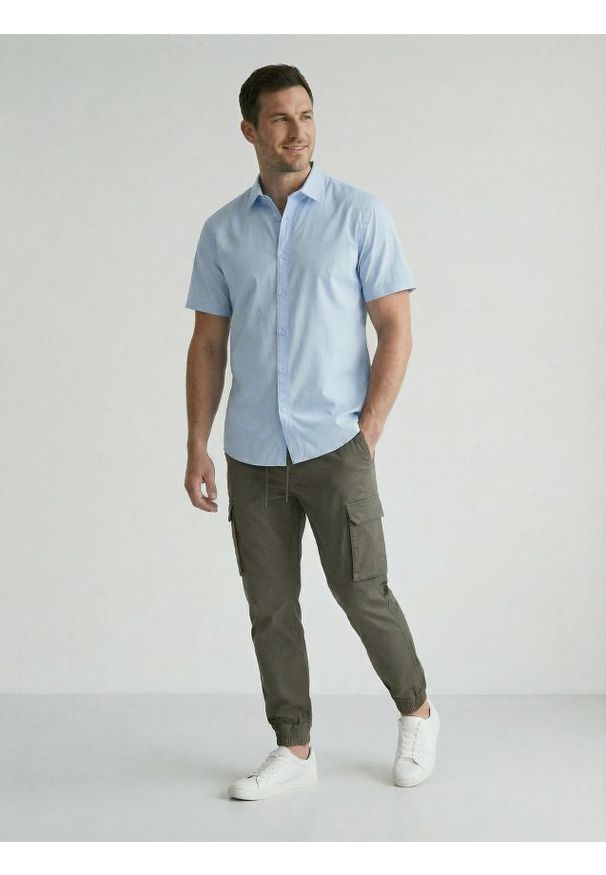 Sinsay - Spodnie jogger cargo - khaki. Kolor: brązowy