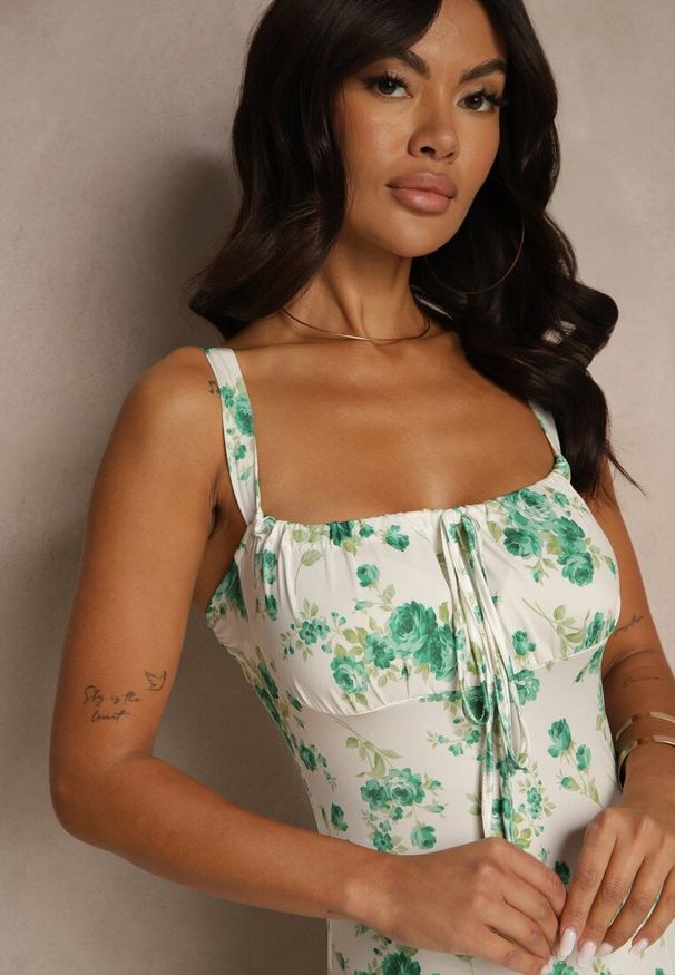 Renee - Biało-Zielona Sukienka w Kwiatowy Wzór z Kwadratowym Dekoltem Firaseve. Typ kołnierza: dekolt kwadratowy. Kolor: zielony. Wzór: kwiaty. Styl: klasyczny