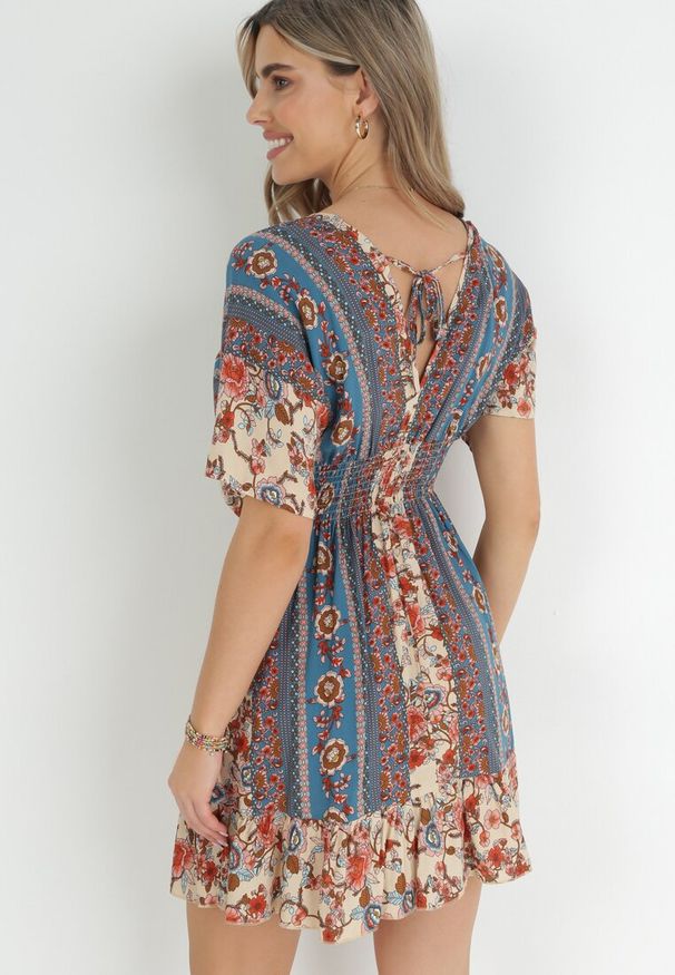 Born2be - Beżowo-Granatowa Sukienka Mini z Wiskozy z Gumkami w Talii z Falbanką Hypalina. Kolor: beżowy. Materiał: wiskoza. Długość: mini