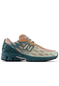 Buty New Balance U1906WFB - zielone. Kolor: zielony. Materiał: materiał, syntetyk, guma. Szerokość cholewki: normalna. Sport: turystyka piesza