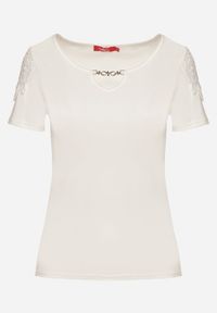Born2be - Biały Bawełniany T-shirt z Łańcuszkiem i Koronką Liraveira. Okazja: na co dzień. Typ kołnierza: okrągły. Kolor: biały. Materiał: bawełna, koronka. Długość rękawa: krótki rękaw. Długość: krótkie. Wzór: koronka. Styl: klasyczny, elegancki, casual #7