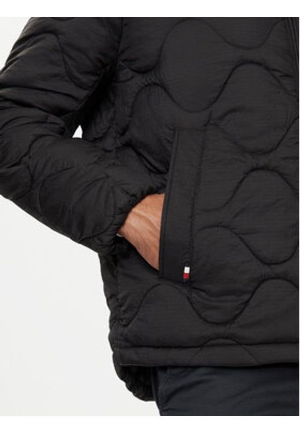 TOMMY HILFIGER - Tommy Hilfiger Kurtka przejściowa MW0MW36585 Czarny Regular Fit. Kolor: czarny. Materiał: syntetyk