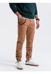 Ombre Clothing - Spodnie męskie z kieszeniami cargo i ściągaczem na dole nogawki - ciepło-brązowe V2. Kolor: brązowy. Materiał: elastan, bawełna