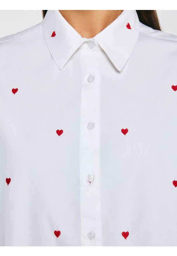 Big-Star - Koszula damska z wyhaftowanymi serduszkami biała Erin 100. Kolor: biały. Materiał: bawełna. Wzór: haft. Styl: elegancki