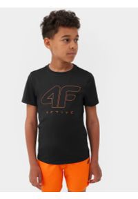 4f - Koszulka sportowa szybkoschnąca chłopięca. Kolor: czarny. Materiał: włókno, skóra. Wzór: napisy #1