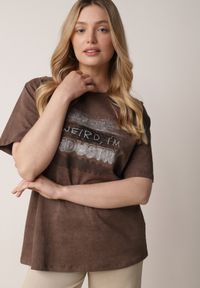 Born2be - Brązowy T-shirt z Bawełny o Kroju Oversize z Napisem Orinvyra. Okazja: na co dzień, na spotkanie biznesowe, do pracy. Kolor: brązowy. Materiał: bawełna. Wzór: napisy. Styl: biznesowy, casual, elegancki #7