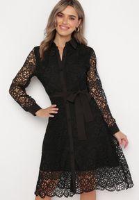 Born2be - Czarna Koszulowa Rozkloszowana Sukienka Midi z Paskiem i Ozdobną Koronką oraz Guzikami Casuva. Okazja: na imprezę. Kolor: czarny. Materiał: koronka. Wzór: koronka. Typ sukienki: koszulowe. Styl: wizytowy, klasyczny, elegancki. Długość: midi #5