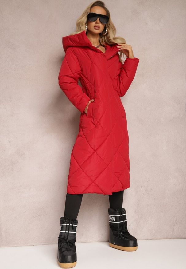 Renee - Czerwona Pikowana Kurtka Płaszcz za Kolano z Kapturem Kinassan. Typ kołnierza: kaptur. Kolor: czerwony. Wzór: geometria