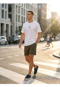 Sinsay - Szorty dresowe z wiązaniem - khaki. Kolor: brązowy. Materiał: dresówka #1