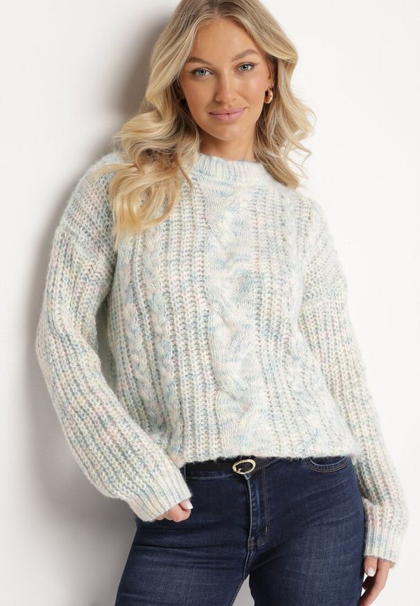 Born2be - Jasnobeżowy Sweter z Wełną z Ozdobnym Splotem Abrenevia. Kolor: beżowy. Materiał: wełna. Wzór: ze splotem. Sezon: zima