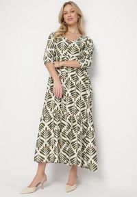 Born2be - Zielona Rozkloszowana Sukienka z Wiskozą z Motywem Roślinnym Loredia. Okazja: na co dzień. Typ kołnierza: dekolt w kształcie V. Kolor: zielony. Materiał: wiskoza. Długość rękawa: krótki rękaw. Wzór: aplikacja. Styl: casual, elegancki #1