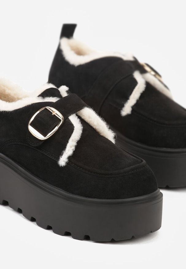 Born2be - Czarne Śniegowce na Grubej Podeszwie z Paskiem z Klamerką i Futerkiem Uwedina. Nosek buta: okrągły. Zapięcie: pasek. Kolor: czarny. Materiał: futro. Sezon: zima. Obcas: na obcasie. Styl: klasyczny. Wysokość obcasa: średni