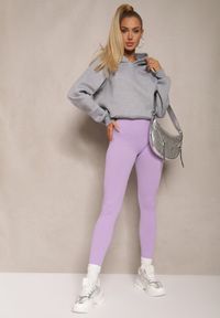 Renee - Jasnofioletowe Sportowe Legginsy Elastyczne z Ozdobną Szeroką Gumą w Pasie Larnode. Okazja: na co dzień. Kolor: fioletowy. Materiał: guma. Styl: sportowy #5