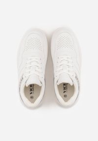Renee - Biało-Srebrne Sneakersy VICES na Platformie Ozdobione Tłoczonym Napisem Berolla. Okazja: na co dzień. Kolor: biały. Materiał: dresówka. Wzór: aplikacja, napisy. Obcas: na platformie #6