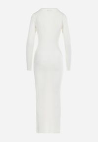 Born2be - Biała Prążkowana Sukienka Maxi z Ażurowym Wzorem i Wycięciem Zanelia. Kolor: biały. Materiał: prążkowany. Długość rękawa: długi rękaw. Wzór: ażurowy. Typ sukienki: proste. Długość: maxi #6
