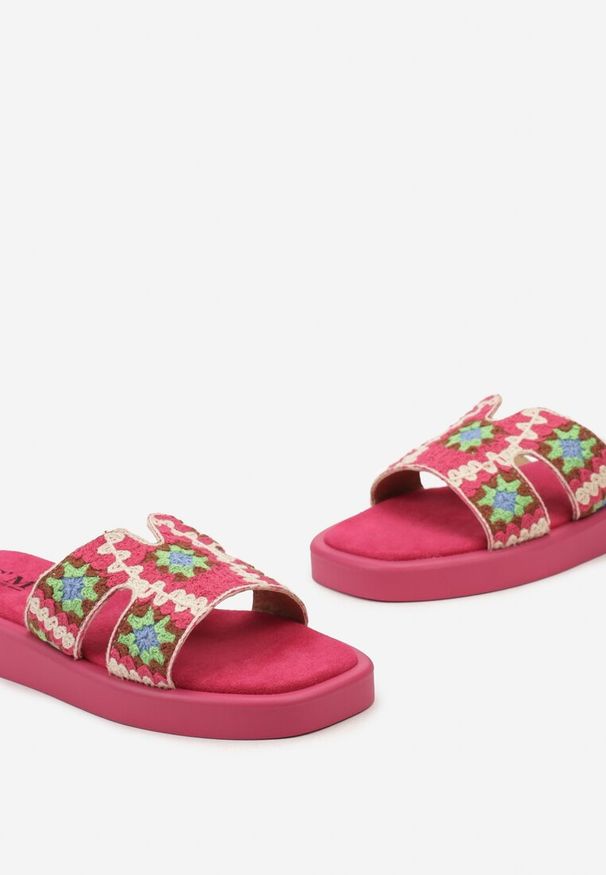 Renee - Fuksjowe Klapki Ozdobione Paskiem w Stylu Boho z Wkładką z Ekozamszu Berdabia. Nosek buta: otwarty. Kolor: różowy. Materiał: materiał. Wzór: aplikacja. Sezon: lato. Obcas: na obcasie. Styl: boho. Wysokość obcasa: niski
