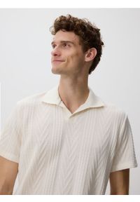 Reserved - Strukturalne polo comfort fit - złamana biel. Typ kołnierza: polo. Materiał: dzianina
