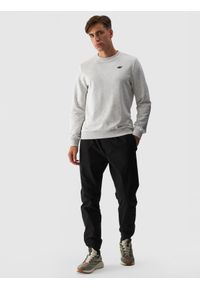 4f - 4F Spodnie casual joggery męskie - czarne M. Okazja: na co dzień. Kolor: czarny. Materiał: tkanina, materiał, bawełna, elastan. Wzór: jednolity. Styl: casual