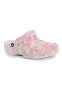 Klapki Crocs Classic Duke Print Clog. Kolor: różowy. Wzór: nadruk. Styl: sportowy