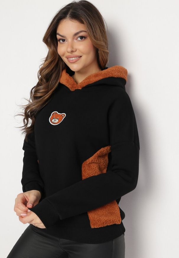 Born2be - Czarna Bawełniana Bluza z Kapturem z Polarem i Naszywką Misia Hestada. Okazja: na co dzień. Typ kołnierza: kaptur. Kolor: czarny. Materiał: polar, bawełna. Wzór: aplikacja. Styl: klasyczny, casual
