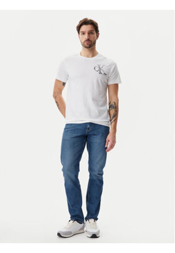 Calvin Klein Jeans T-Shirt Meta Monogram J30J325498 Biały Regular Fit. Kolor: biały. Materiał: bawełna