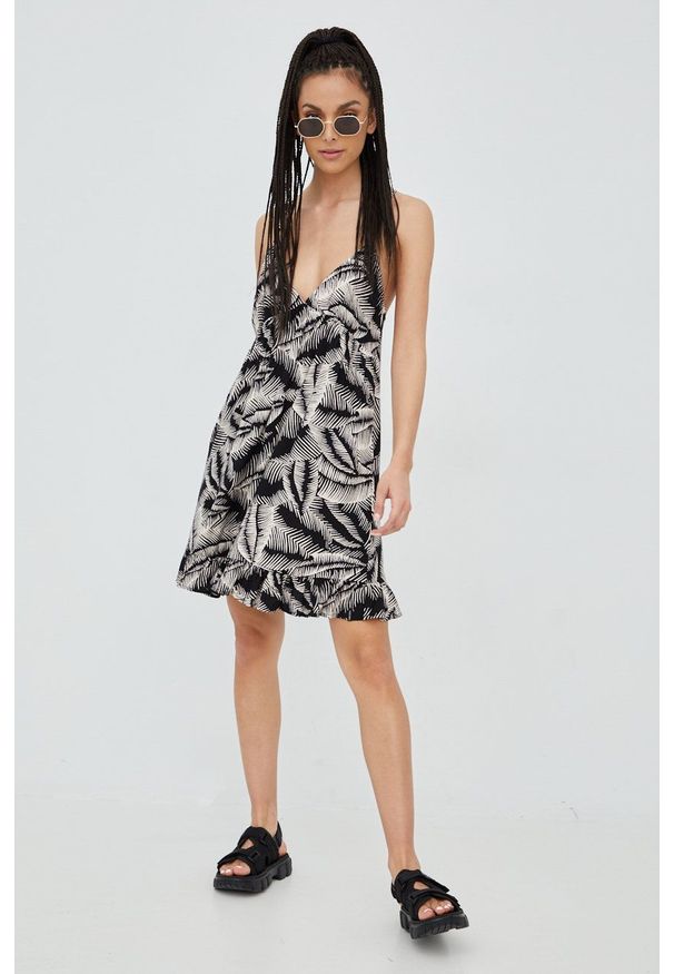 Volcom sukienka kolor czarny mini oversize. Kolor: czarny. Materiał: tkanina. Długość rękawa: na ramiączkach. Typ sukienki: oversize. Długość: mini