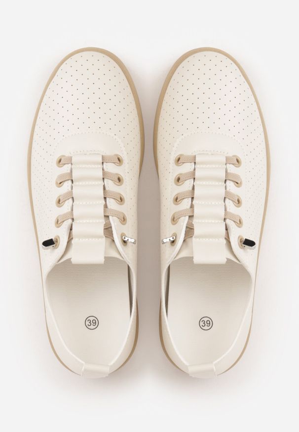 Born2be - Beżowe Wsuwane Tenisówki z Perforacją i Podeszwą z Bieżnikiem Illanya. Okazja: na co dzień. Zapięcie: bez zapięcia. Kolor: beżowy. Materiał: jeans. Szerokość cholewki: normalna. Styl: klasyczny, casual