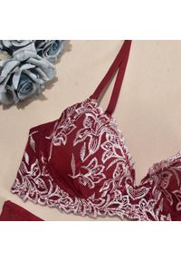 Intica - Komplet bielizny z haftem i usztywnianymi miseczkami Airi. Kolor: czerwony. Materiał: materiał. Wzór: haft #2