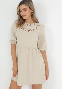 Born2be - Beżowa Taliowana Sukienka Mini z Ażurowymi Wycięciami Przy Dekolcie Chesine. Kolor: beżowy. Wzór: ażurowy. Długość: mini #4
