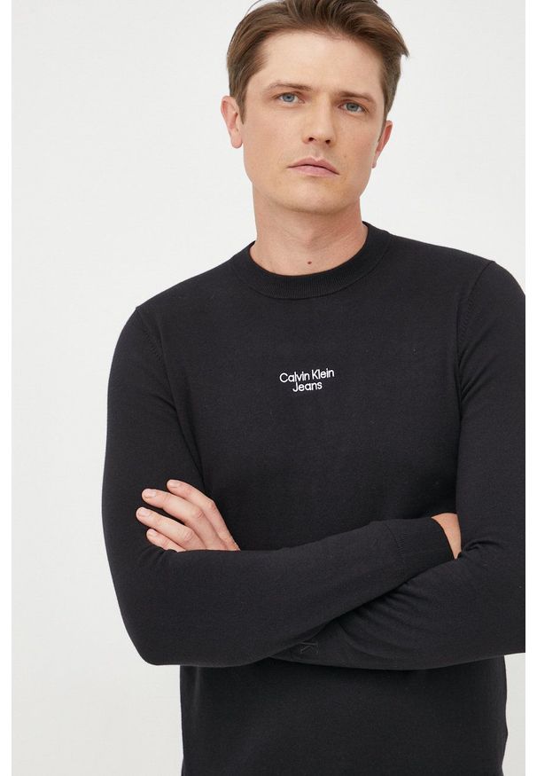 Calvin Klein Jeans sweter J30J320618.9BYY męski kolor czarny lekki. Okazja: na co dzień. Kolor: czarny. Długość rękawa: długi rękaw. Długość: długie. Wzór: aplikacja. Styl: casual