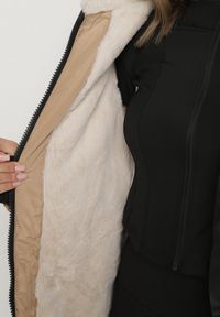 Born2be - Ciemnobeżowa Klasyczna Kurtka Parka z Futrzaną Wyściółką Olenevia. Okazja: na co dzień. Kolor: beżowy. Materiał: futro. Styl: klasyczny #2