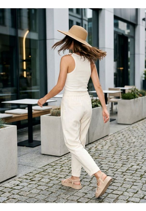 Sinsay - Koszulka w stylu basic z prążkowanej dzianiny - kremowy. Kolor: kremowy. Materiał: prążkowany, dzianina