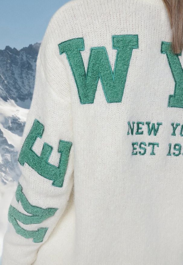 Born2be - Jasnobeżowy Sweter Ozdobiony Naszywkami z Wełną Zivila. Kolor: beżowy. Materiał: wełna. Długość rękawa: długi rękaw. Długość: długie. Wzór: aplikacja. Styl: klasyczny, elegancki