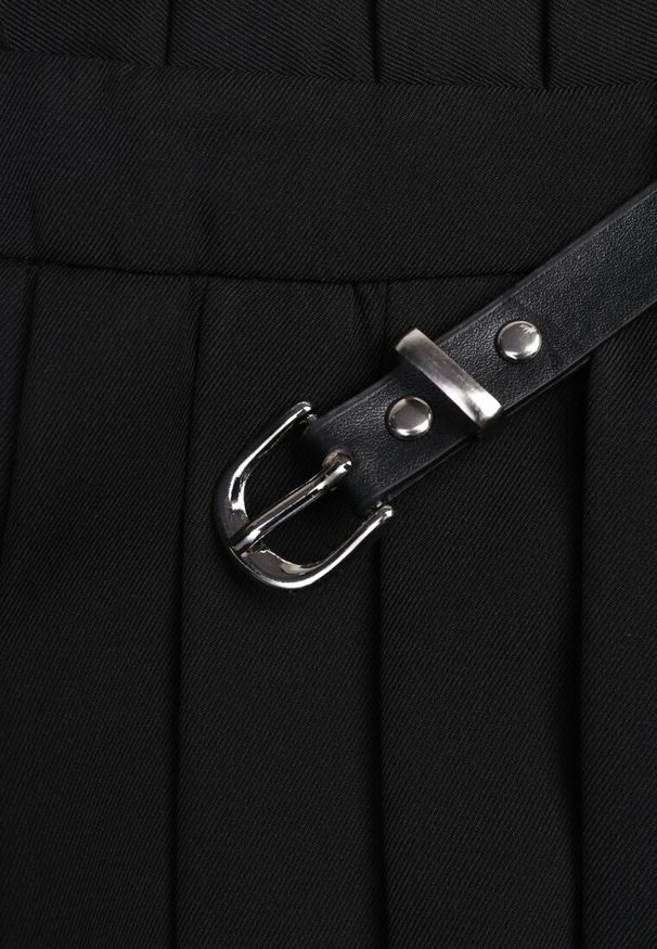 Renee - Czarne Spódnico-Szorty Plisowane High Waist Ozdobione Paskiem Eranivia. Okazja: na co dzień. Stan: podwyższony. Kolor: czarny. Wzór: aplikacja. Sezon: lato. Styl: elegancki, casual