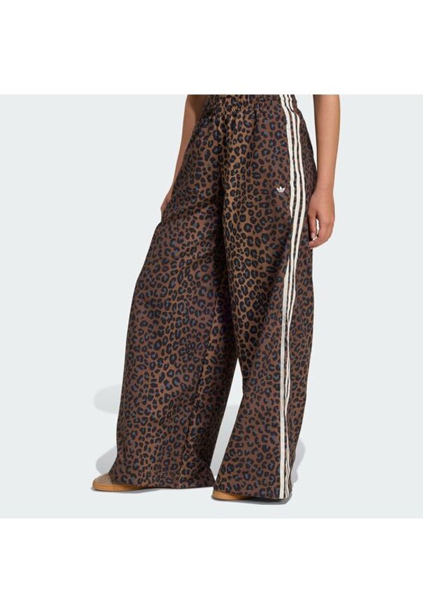 Adidas - adidas Spodnie dresowe Leopard Firebird JW7302 Brązowy Wide Leg. Kolor: brązowy. Materiał: syntetyk