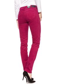 Wrangler - DAMSKIE SPODNIE SZTRUKSOWE WRANGLER SLIM CHERRY W28LEK18V 112128384. Materiał: sztruks. Wzór: aplikacja