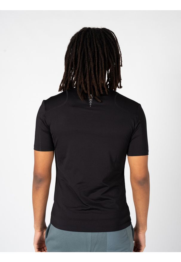 Champion T-Shirt "Tech Quick-Dry" | 218009 | Mężczyzna | Czarny. Okazja: na co dzień. Kolor: czarny. Materiał: poliester, elastan. Wzór: nadruk. Styl: klasyczny, casual