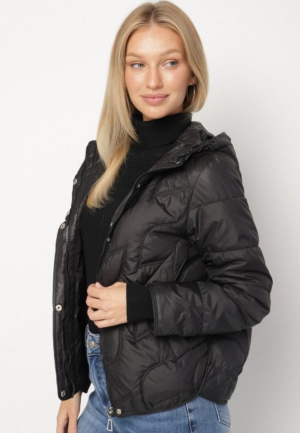 Born2be - Czarna Przejściowa Kurtka z Oryginalnym Pikowaniem i Kapturem Aruvitte. Okazja: na spacer, na co dzień. Kolor: czarny. Materiał: jeans, poliester. Styl: casual