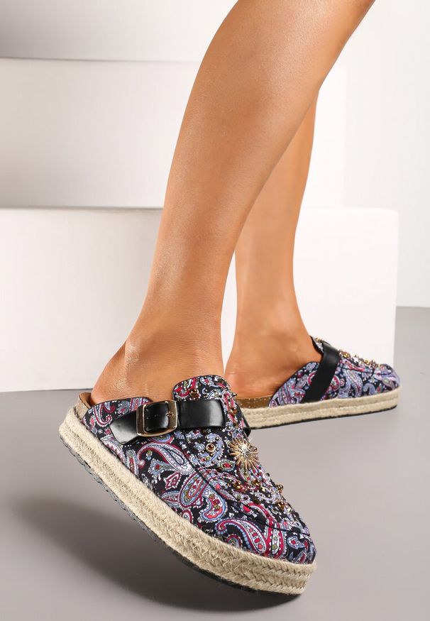 Renee - Czarne Klapki z Ekozamszu z Oryginalnym Wzorem i Klamrą Nirable. Okazja: na co dzień. Kolor: czarny. Styl: boho, casual