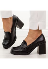 Czarne mokasyny damskie na słupku Jezzi 2461-5. Okazja: na co dzień. Kolor: czarny. Materiał: skóra. Obcas: na słupku. Styl: casual, elegancki, klasyczny #1