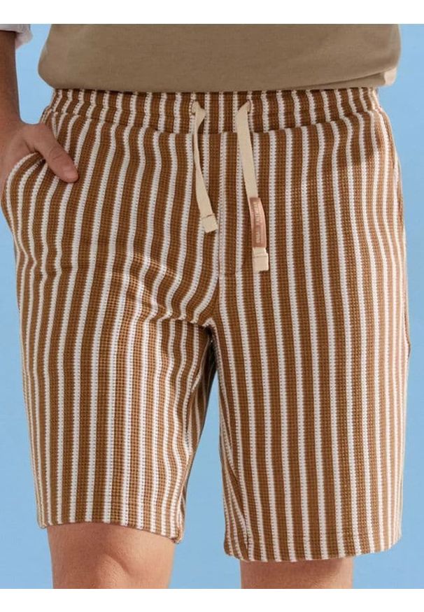 Sinsay - Dzianinowe szorty w paski - żółty. Kolor: żółty. Materiał: dzianina. Wzór: paski