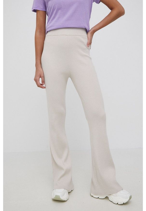 Tommy Jeans spodnie damskie kolor beżowy gładkie. Stan: podwyższony. Kolor: beżowy. Materiał: dzianina, materiał, wiskoza. Wzór: gładki