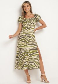 Born2be - Ciemnozielona Rozkloszowana Sukienka z Wiskozą i Bawełną Wykończona Gumką na Plecach Dimillia. Okazja: na co dzień. Kolor: zielony. Materiał: bawełna, wiskoza. Sezon: lato. Styl: casual, elegancki #1