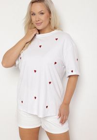 Born2be - Biało-Czerwony Bawełniany T-shirt Zdobiony Haftem w Kształcie Serc Naloree. Okazja: na co dzień. Kolekcja: plus size. Kolor: biały. Materiał: bawełna. Wzór: aplikacja, haft. Styl: klasyczny, elegancki, casual #3